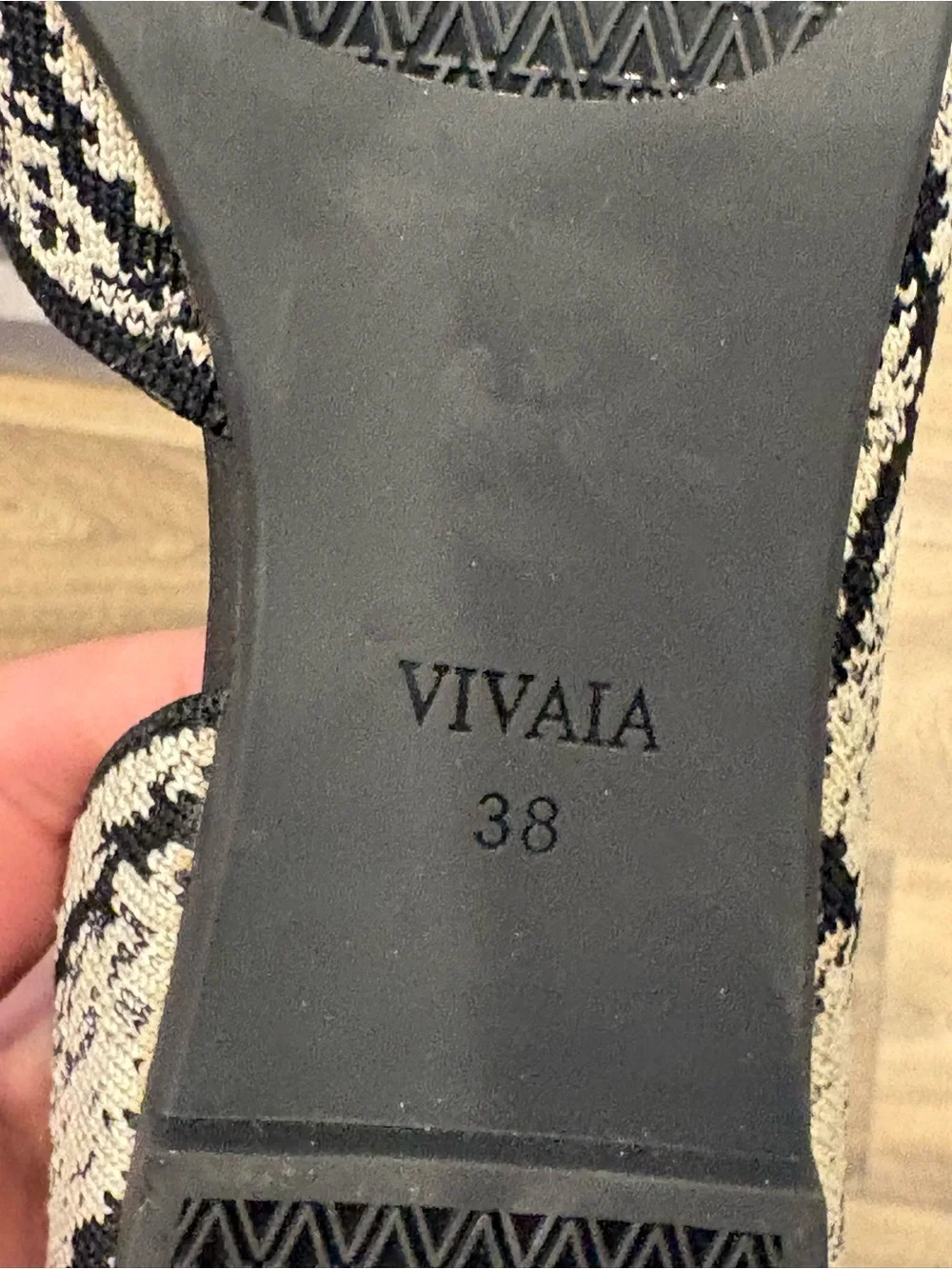 Vivaia Aria Walker Black & Cream Pointed Knit Flats Size 38 NWOT